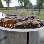 Förkokta glaserade revbensspjäll från ett ungt vildsvin på grillen. Foto: Torsten Mörner