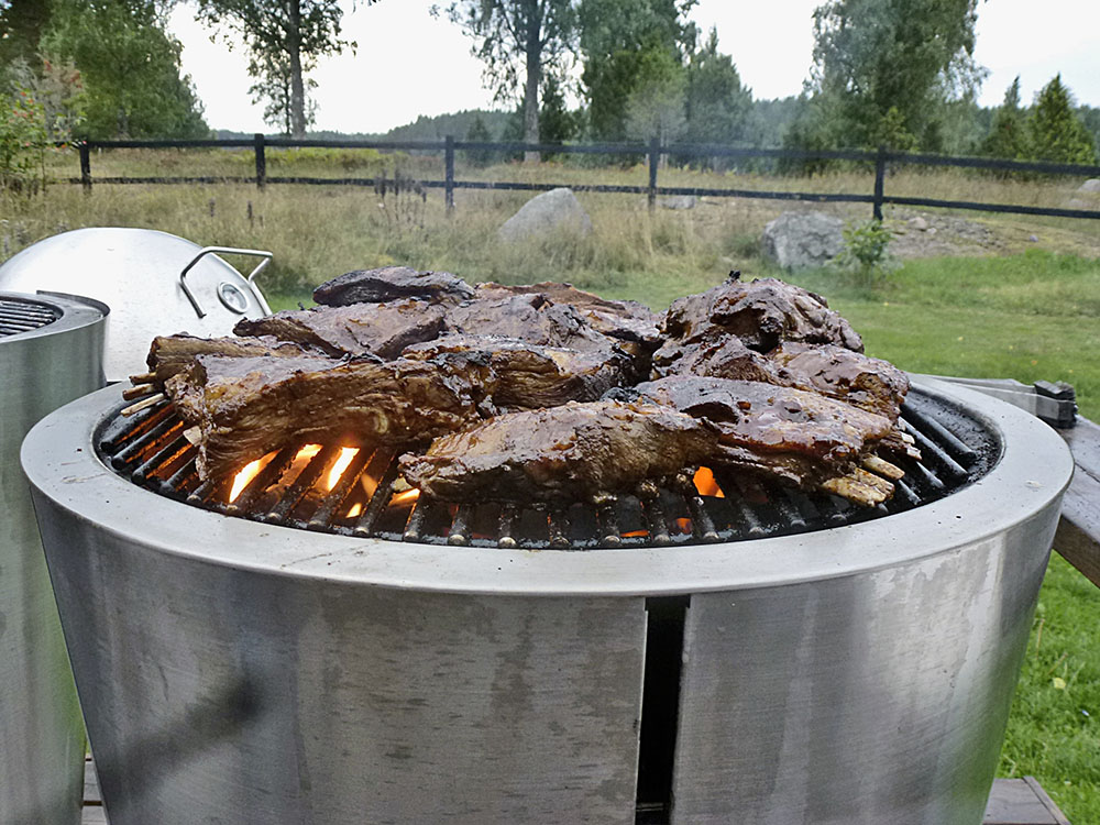 Förkokta glaserade revbensspjäll från ett ungt vildsvin på grillen. Foto: Torsten Mörner