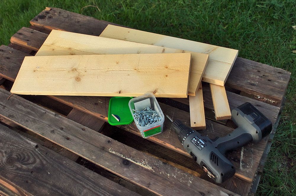 Allt som behövs är ett par brädlappar, några trallskruvar och en skruvdragare. Foto: Bernt Karlsson