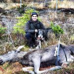 André Samir Defange och gråhunden Buch, som tillhör en annan jägare i jaktlaget. Foto: Privat