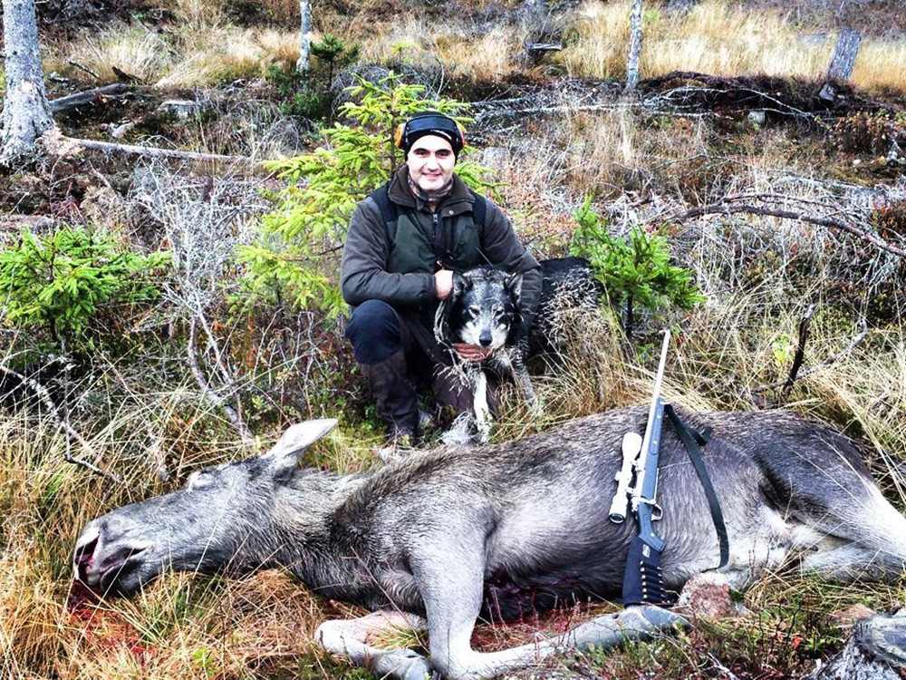 André Samir Defange och gråhunden Buch, som tillhör en annan jägare i jaktlaget. Foto: Privat