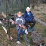 Noel och Liam på sin allra första jakt. Foto: Privat