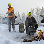 Elden utefter skogsbilvägen blev samlingspunkten när det var dags att byta hundar och låta nya komma till skogs. Foto: Tomas Johansson