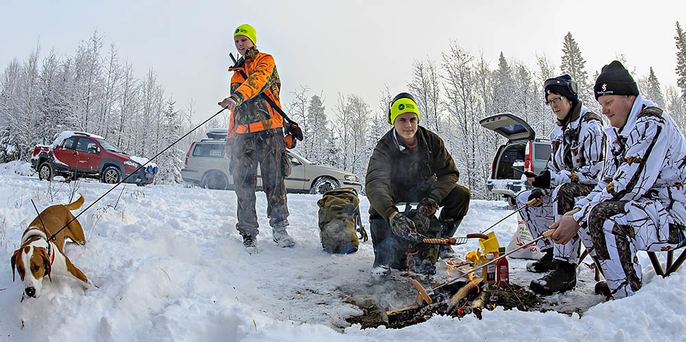 Elden utefter skogsbilvägen blev samlingspunkten när det var dags att byta hundar och låta nya komma till skogs. Foto: Tomas Johansson