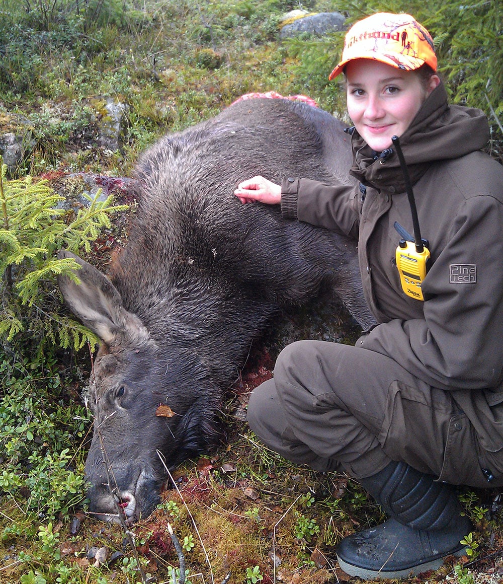 Ida Letzelter med en älgko hon fick skjuta den 16 oktober i höst. Älgen var årets första både för henne och för jaktlaget. Foto: Privat