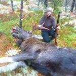 Matilda Allansson med sin första älg. Foto:privat