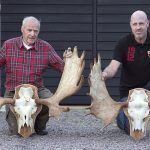 Två generationer – två guldtroféer. Hans Åström och Jon Åström fällde sina guldtjurar med ett par års mellanrum i Munkflohögens viltvårdsområde i Jämtland. Foto: Peter Segemark/Nordiska museet