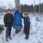 Linus och Oskar Björk från Grums med en egenbygd foderautomat. Foto:Privat
