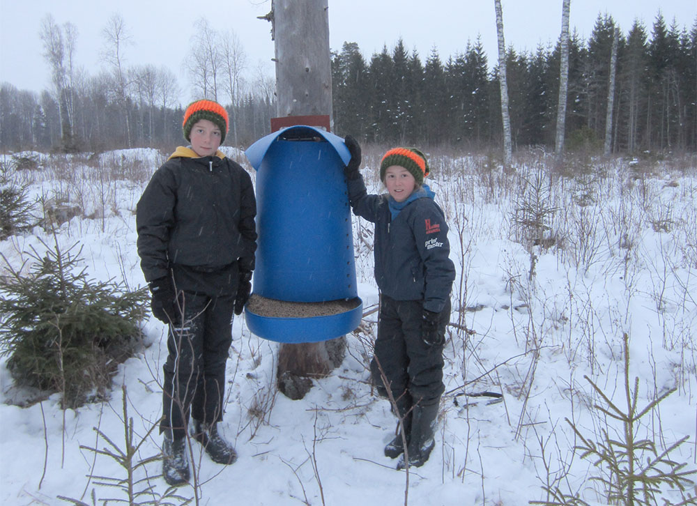 Linus och Oskar Björk från Grums med en egenbygd foderautomat. Foto:Privat