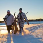 Rävjägarna Per Johansson och Fredrik Einars båda med hemadress Edsbyn och deras hundar schillerstövaren Lyeskogens Messi och foxterrierna Gästrikerävens Baileys och Atle var efter höstens rävjakter på barmark riktigt formtoppade. Foto: Reino Unosson