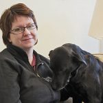 Sara Dufva Lundquist behandlar smådjur i deras hemmiljö. Där utför hon också avlivningar när så krävs. Att slippa ge sig iväg till en veterinärmottagning i den situationen uppskattas av många djurägare. Foto: Jan Henricson