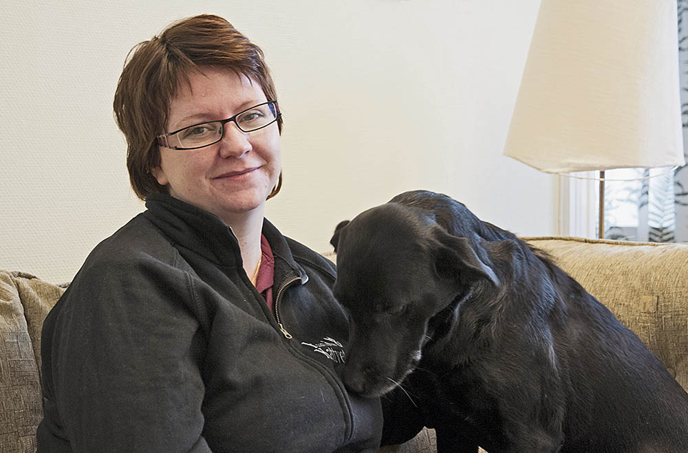 Sara Dufva Lundquist behandlar smådjur i deras hemmiljö. Där utför hon också avlivningar när så krävs. Att slippa ge sig iväg till en veterinärmottagning i den situationen uppskattas av många djurägare. Foto: Jan Henricson