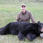 Viktor Åkerlund och den svartbjörnhane han fällde i British Columbia i våras. Foto: Privat