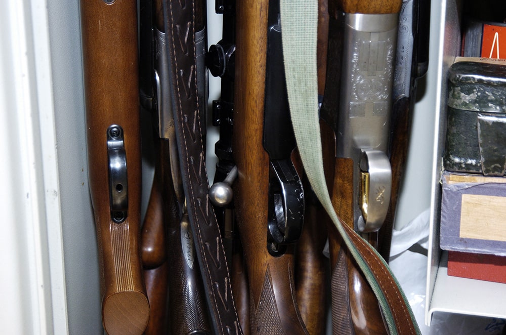 Poängen med vapenlagen bör vara att vapen ska förvaras säkert och behandlas på rätt sätt. Så länge dessa krav uppfylls bör jägare få förvara sina vapen där det bäst lämpar sig, anser debattören. Foto: Magnus Rydholm