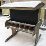 Så ser den ut, den rensäkra foderautomat­en. Fackindelningen av foderbordet gör att det bara är rådjuren som kommer åt fodret. Foto: Bernt Karlsson