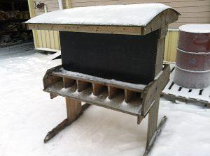 Så ser den ut, den rensäkra foderautomat­en. Fackindelningen av foderbordet gör att det bara är rådjuren som kommer åt fodret. Foto: Bernt Karlsson