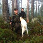 Rasmus Gjerulf med sin första orre, skjuten för norrbottenspetsen Unna. Foto: Henri Vaarala