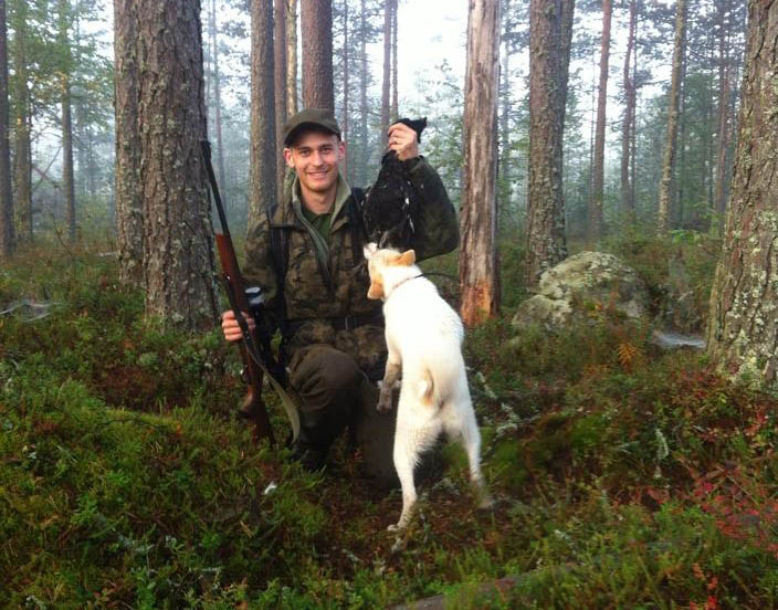 Rasmus Gjerulf med sin första orre, skjuten för norrbottenspetsen Unna. Foto: Henri Vaarala