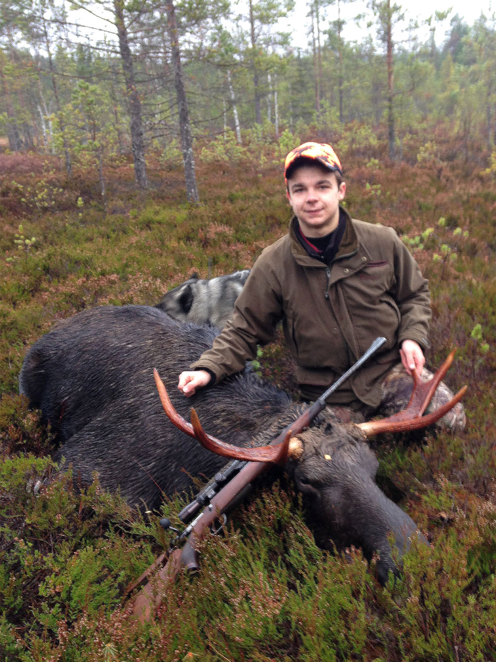 Per Westin med sin första älg. Foto: Privat