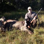 David Molin med sin första älg. En pinntjur som gråhundstiken Mirra satte fart på. Foto: Privat