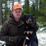 Peter Ledin med sin smålandsstövare Temsgårdens Rista. Peter är ansvarig för Jägareförbundets nationella hundgrupp, en grupp som nu har en rad viktiga frågor att ta tag i inför framtiden. Foto: Lars-Henrik Andersson