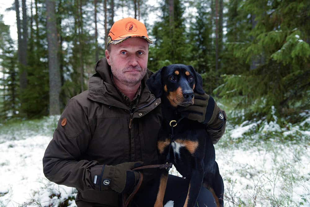Peter Ledin med sin smålandsstövare Temsgårdens Rista. Peter är ansvarig för Jägareförbundets nationella hundgrupp, en grupp som nu har en rad viktiga frågor att ta tag i inför framtiden. Foto: Lars-Henrik Andersson