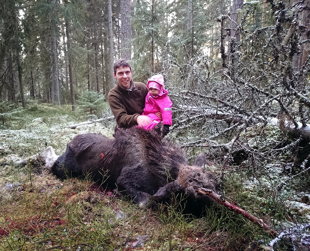 Nils Fernquist, Svärdsjö, fällde en älgkalv medan dottern sov i bärstolen.