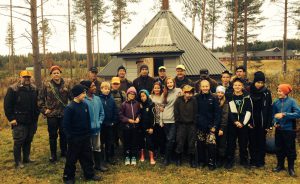 I övre raden från vänster står fadderjägarna från Mjösjö viltvårdsområde; Sven-Erik Nygren, Kristoffer Vennberg, Ragnvald Bäckström, Roger Elstig, Joakim Rudolfsson, Tomas Vennberg, Hans Nygren, Robert Höglander och Mikael Wester. På nedre raden står eleverna vid Hällfors Friskola klass 5-6. Foto: Peter Lindgren