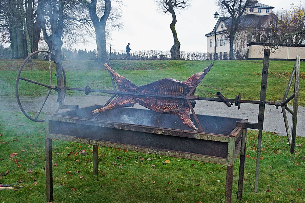 Tråg för grillkol: Använd ett halvt oljefat eller gör en rektangulär låda som på bilden. Hål för fastsurrning: Gör gärna hål i järnet så att du kan surra fast vildsvinet med ståltråd. Foto: Lena Runer