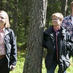 Projekt Mera tall är ett nationellt projekt som leds av Skogsstyrelsen. I mitten Skogsstyrelsens generaldirektör Monika Stridsman under en exkursion i projektområdet. Foto: Jan Henricson