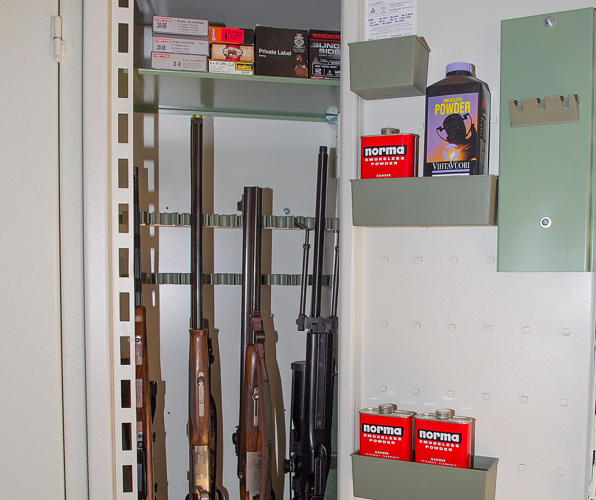 Regelverket säger att vapen och krut måste förvaras i säkerhetsskåp av lägst klassen SS3492. För ammunition räcker det med ”under säkert lås eller på något annat lika betryggande sätt”. Foto: Mattias Lilja