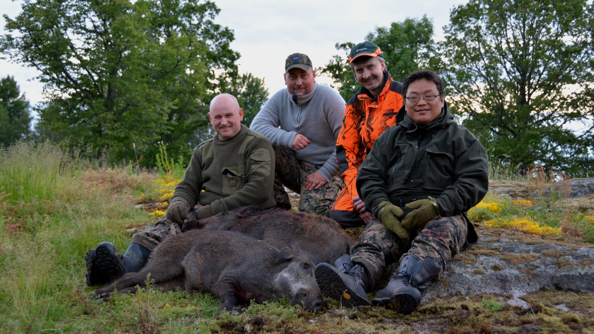 Från höger John Farbrot som sköt det tusende vildsvinet, markägaren Leif Franzén, jaktledaren för den norska gruppen Jon Arild Albrektsen, och Roger Abusland som sköt vildsvin nummer 1.001 en timme senare än det tusende fälldes. Foto: Privat