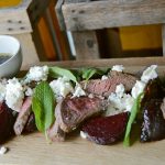 Pastramistekt rådjur med getost, salvia och glaserade rödbetor. Foto: Majs Keller