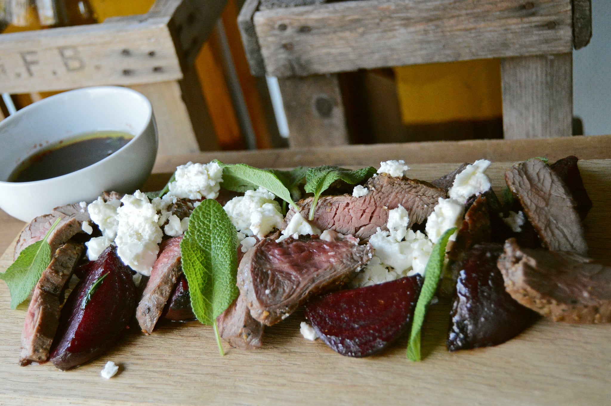 Pastramistekt rådjur med getost, salvia och glaserade rödbetor. Foto: Majs Keller