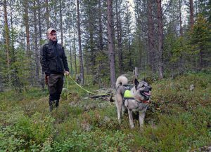 Älgjakten närmar sig och det är dags att se över utrustningen. Martin Ottossonh från Åsele jagar både älg och björn. Foto: Lars-Henrik Andersson