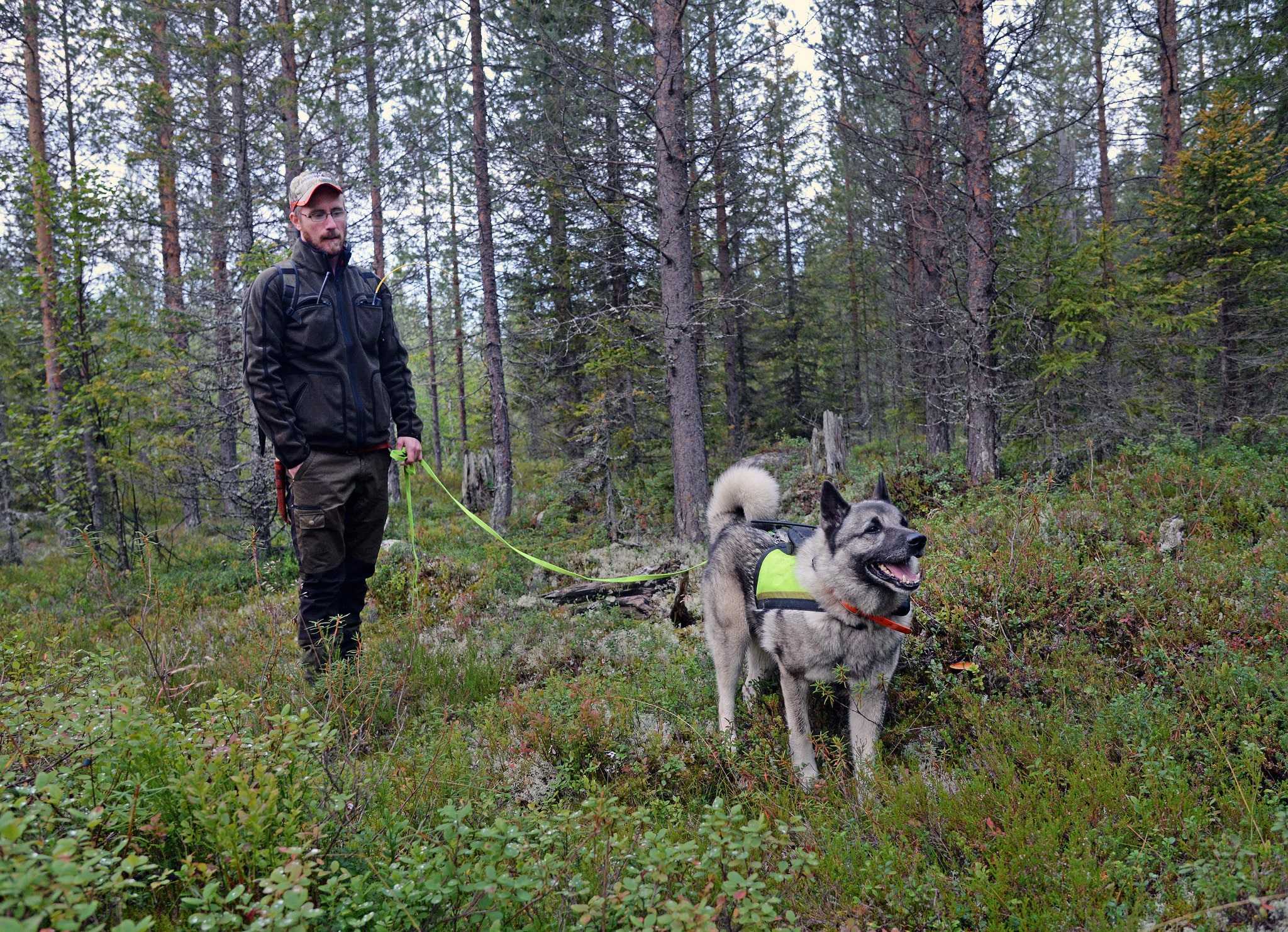 Älgjakten närmar sig och det är dags att se över utrustningen. Martin Ottossonh från Åsele jagar både älg och björn. Foto: Lars-Henrik Andersson