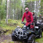 Tord Lundqvist, Mordviken/Bräcke kör ut älgen. Carolina Fredsdotter Nilsson håller balansen och skytten Kerstin Herbst från Lerum får åka bak med kvigan. Foto: Rävper Andersson