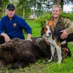 Leif Ottosson, Bengt och finnstövaren Eilert med en björnhona på 146 kilo. Foto: Per Rävper Andersson