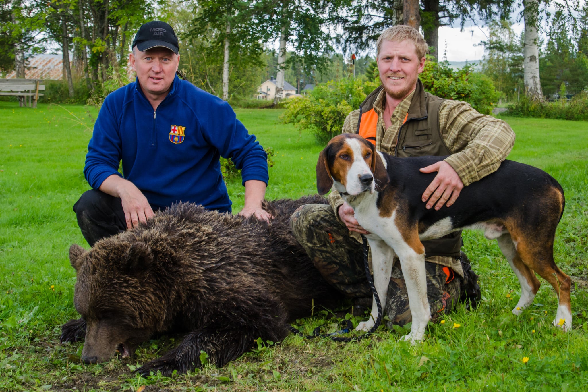 Leif Ottosson, Bengt och finnstövaren Eilert med en björnhona på 146 kilo. Foto: Per Rävper Andersson