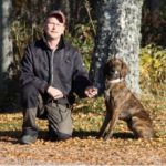 Efter godkänt spårprov med björndel i Torntorp, Värmland. Ägare/förare Mikael Edvardsson med plotthunden SEV(björn)CH Kolmarkens Sally ”Tora”.