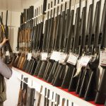 Inte bara jägarna utan också vapenhandlarna drabbas av polisens senfärdiga hantering av vapenlicenser. Det är dags att regeringen tar problemen på allvar, skriver debattörerna från tre politiska partier. Foto: Jan Henricson