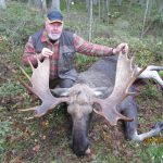 Kenth Cronqvist har i många år rest till norra Sverige med hopp om att få skjuta en fin älgtjur. Men det var på hemmamarken i Blekinge som drömmen blev sann. Foto: Privat