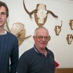 Mellan Sixten Aronsson och Bengt Josefsson är åldersskillnaden 45 år, men de har blivit riktiga jaktkamrater. Foto: Jan Henricson
