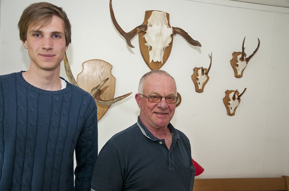 Mellan Sixten Aronsson och Bengt Josefsson är åldersskillnaden 45 år, men de har blivit riktiga jaktkamrater. Foto: Jan Henricson