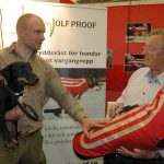 Uppfinnaren Thure Sundqvist (t.h.) visar sin elektriska skyddsväst under Elmia Game Fair. Foto: Gunnar Nilsson