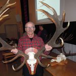Lars-Göran Persson, Nordmaling, deltog i hornutställningen med den 16-taggare han sköt för några år sedan på Bredvik jaktklubbs marker, ett guldhorn på 213,6 poäng. Foto: Bernt Karlsson