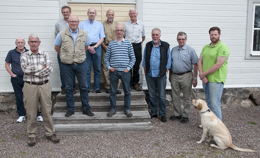 Jägarrepresentanter och deras ersättare från södra Sveriges viltförvaltningsdelegationer samlade på Skedhult. Från vänster Sture Nilsson, Jönköping, Lars-Henning Strand, Skåne, Sven-Erik Harrysson, Blekinge, Magnus Hesse, Östergötland, Jan Ingvarsson, Blekinge, Christer Henriksson, Skåne, Rune Håkansson, Kronoberg, Gunnar Glöersen, Jägareförbundet, Karl-Edvin Axelsson, Halland, Folke Fagerlund, Kalmar och Daniel Söderberg, Jägareförbundet. Foto: Jan Henricson