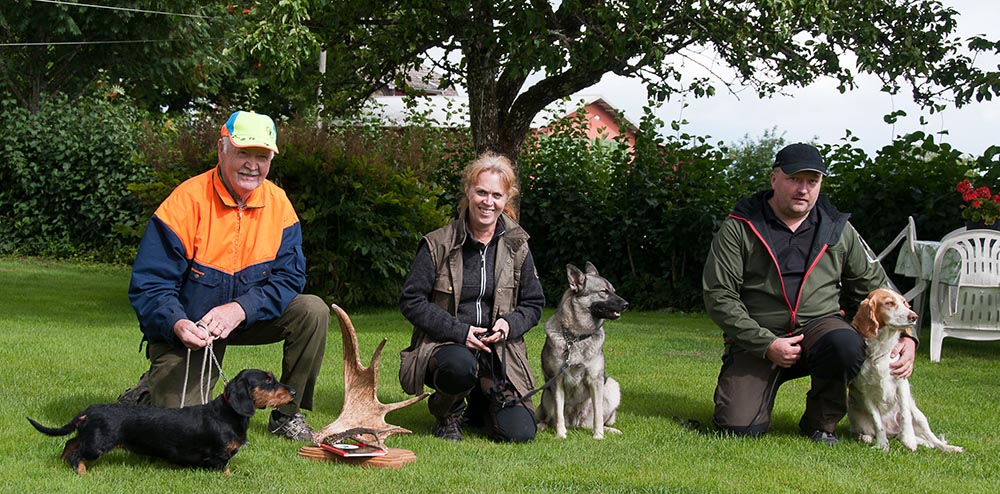 Vinnaren Marie Berglund, Eksjö, i mitten, tvåan Henry Hallberg, Habo, till vänster och trean Sven-Åke Gunnarsson, Gislaved, till höger. Foto: Håkan Stråkensjö