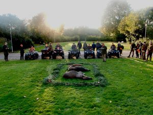 I samarbete med Jägareförbundet arrangerar elever på naturbruksgymnasiet Öknaskolan jakt för  funktionsnedsatta på Nynäs slotts marker i Nyköping. Foto: Öknaskolan